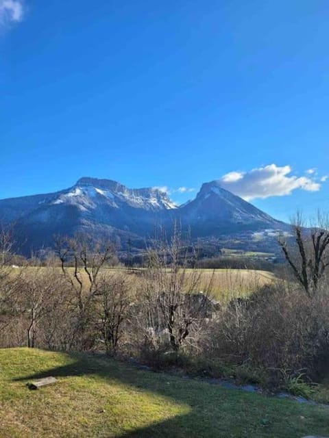 CHALET DUPLEX CHARMANT ENTRE LAC ET MONTAGNES Chalet in Haute-Savoie