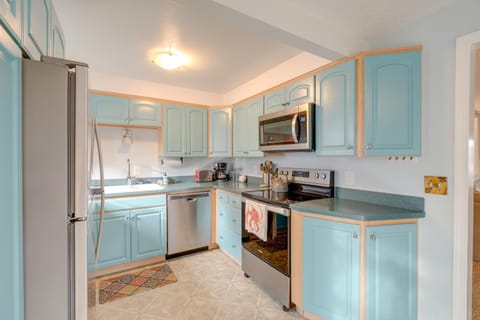 Rockaway Beach Vacation Rental Walk to Ocean House in Rockaway Beach