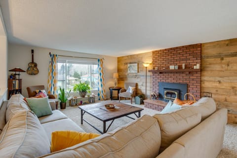 Rockaway Beach Vacation Rental Walk to Ocean House in Rockaway Beach