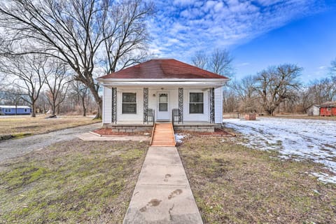 Historical West Mineral Escape with Porch! House in Ozark Mountains