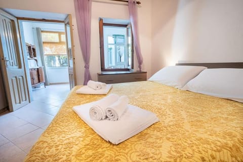 Bed, Photo of the whole room, Bedroom, cot, fireplace, towels, wardrobe