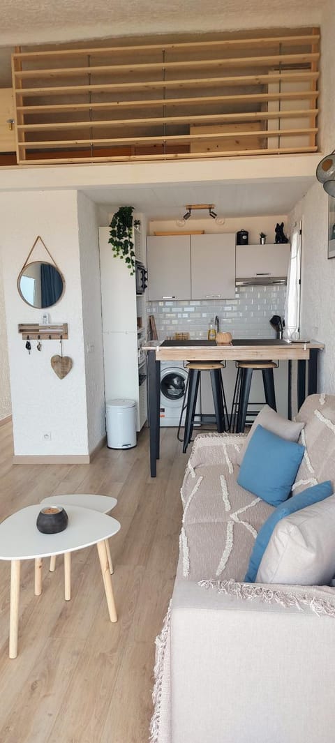 Kitchen or kitchenette, Seating area, Dining area, minibar, pet friendly