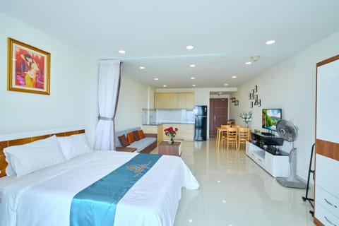 Photo of the whole room, Bedroom, minibar, oven