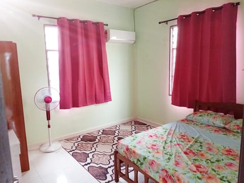 Bed, Photo of the whole room, Bedroom, air conditioner