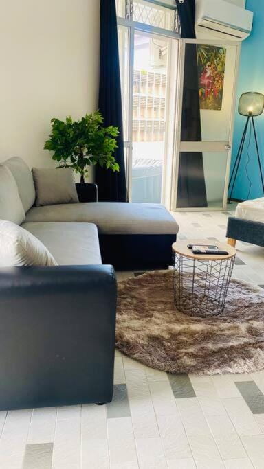 Urban Zen Appart Spacieux studio atypique avec bain a remous proche de tout Apartment in Les Abymes