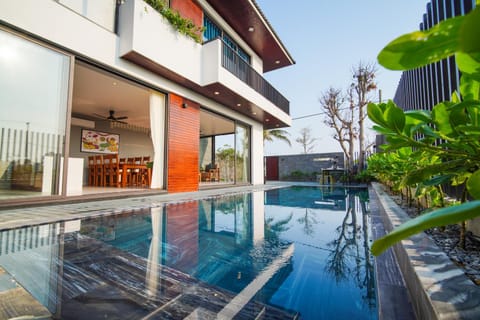 Property building, Patio, Day, Pool view, Swimming pool, sunbed