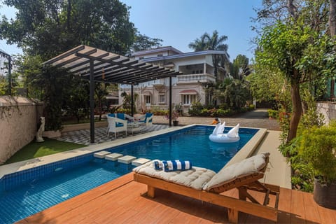 Property building, Patio, Facade/entrance, Day, Garden, View (from property/room), Garden view, Pool view, Swimming pool, sunbed