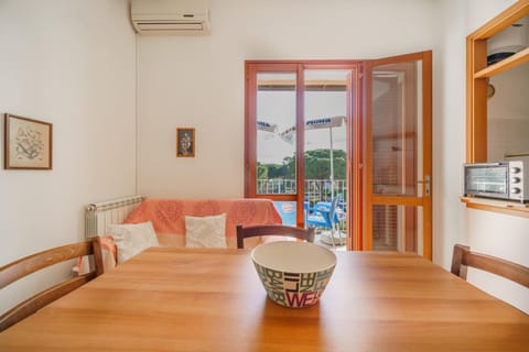 Living room, Seating area, Dining area, air conditioner