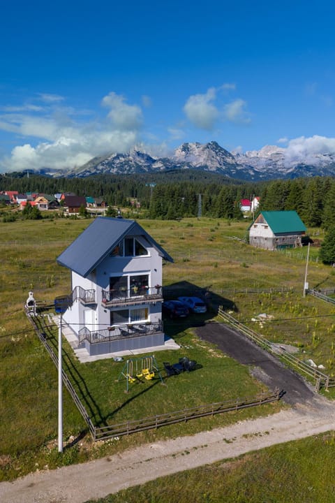 Property building, Day, Neighbourhood, Natural landscape, Bird's eye view, BBQ facilities, Children play ground, Mountain view, Parking