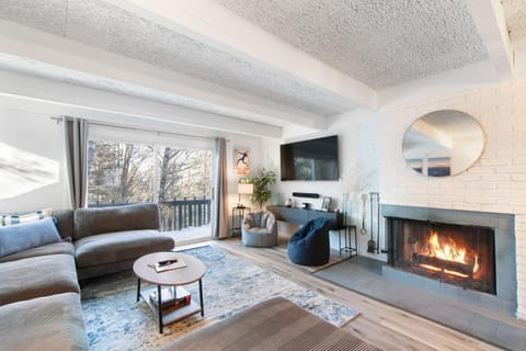 TV and multimedia, Living room, Seating area, Evening entertainment, fireplace, flat iron