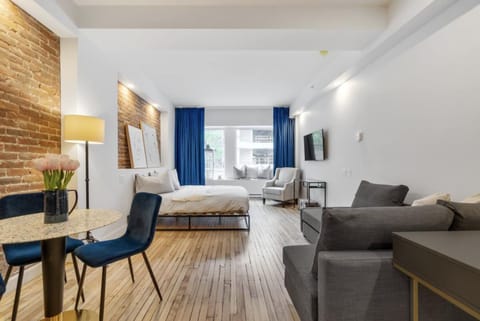 Bed, TV and multimedia, Living room