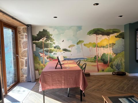 Decorative detail, Seating area, Dining area