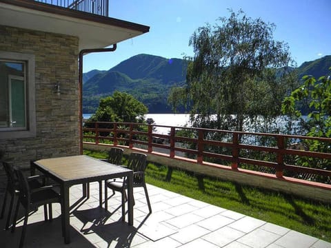 View (from property/room), Balcony/Terrace, Lake view, Mountain view