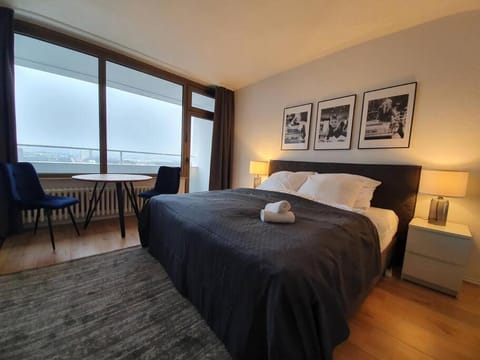 Bed, Photo of the whole room, Seating area, Bedroom