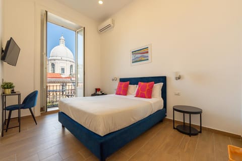 Bed, TV and multimedia, View (from property/room), Photo of the whole room, Bedroom