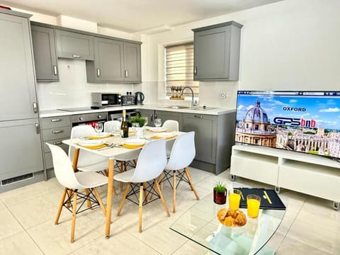 Communal lounge/ TV room, TV and multimedia, Coffee/tea facilities, Kitchen or kitchenette, Living room, Seating area, Dining area, Evening entertainment, oven, stove, toaster