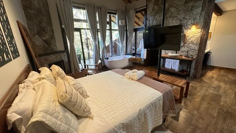 Bed, TV and multimedia, Photo of the whole room, Bedroom