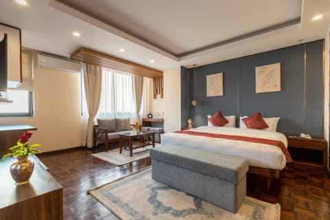 Bed, Living room, Photo of the whole room, Seating area, Bedroom
