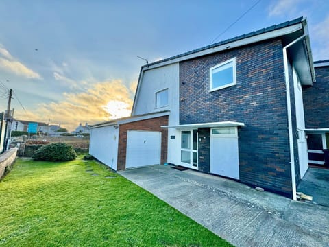 Beach Retreat-3 Bed-Pet friendly-Central location House in Trearddur Bay