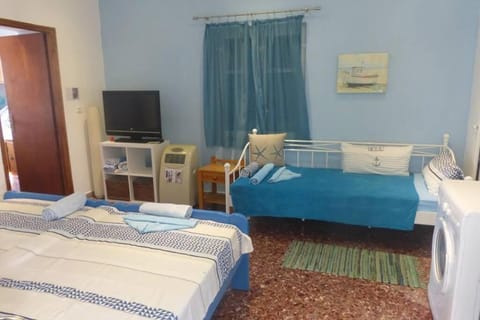 Bed, TV and multimedia, Living room, Photo of the whole room, Evening entertainment, Bedroom, hair dresser