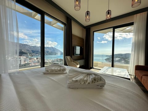 Bed, Mountain view, Sea view, towels