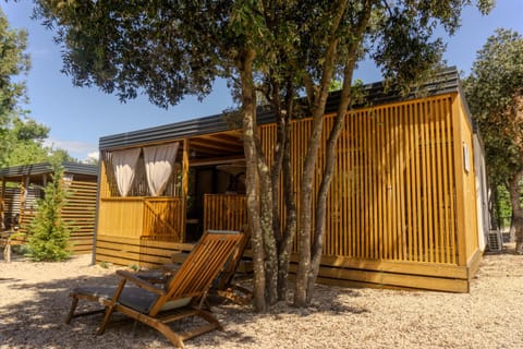 Property building, Spring, Day, Garden, Garden view, sunbed