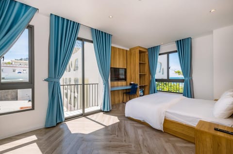 View (from property/room), Balcony/Terrace, Bedroom