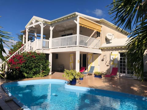 Property building, Patio, Balcony/Terrace, Swimming pool, sunbed