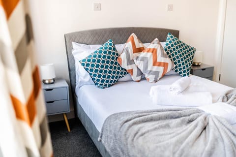 Bed, Bedroom, towels