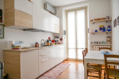 Kitchen or kitchenette, Dining area, dishwasher, minibar, stove