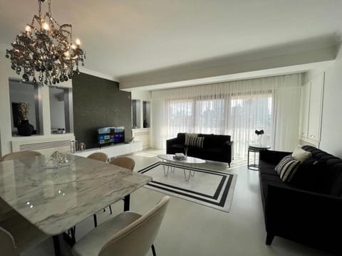 TV and multimedia, Living room, Seating area, Dining area