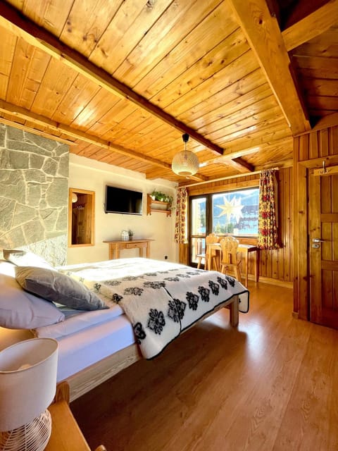 Bed, Living room, Photo of the whole room, Seating area, Bedroom