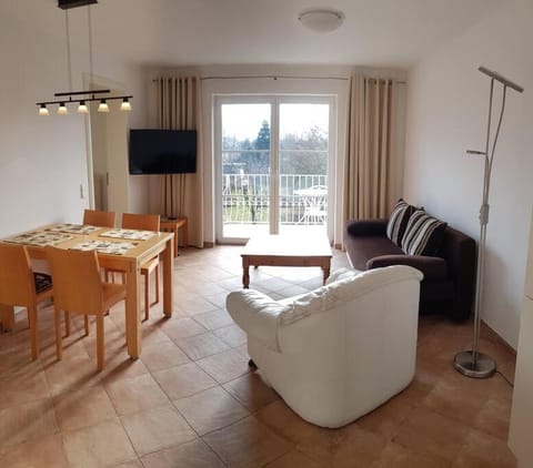 Communal lounge/ TV room, TV and multimedia, Living room, Seating area, Dining area