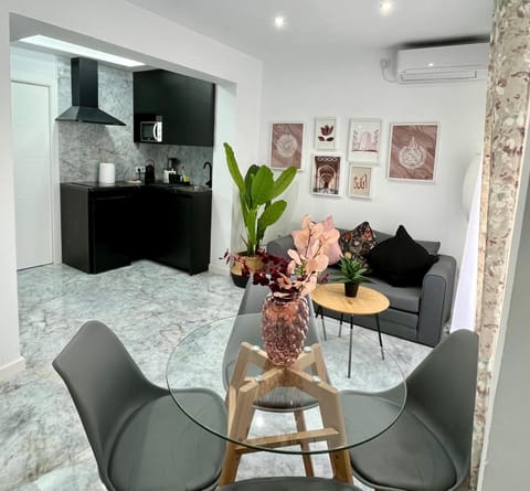 Kitchen or kitchenette, Living room, Seating area, Dining area, minibar