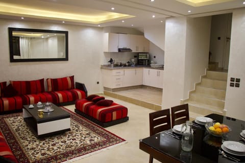 Coffee/tea facilities, Kitchen or kitchenette, Living room, Seating area, Dining area, minibar, pet friendly, stove, toaster
