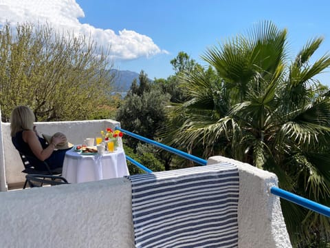 Patio, Spring, Day, Natural landscape, Garden, View (from property/room), Balcony/Terrace, Seating area, Dining area, Garden view, Mountain view