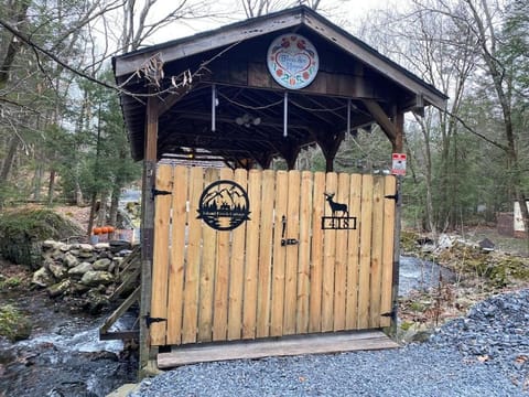 Peaceful Gateway to Island Creek Cottage House in Middle Smithfield