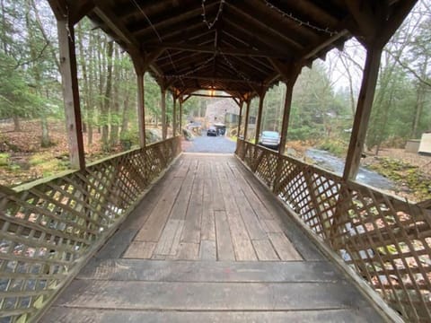 Peaceful Gateway to Island Creek Cottage House in Middle Smithfield