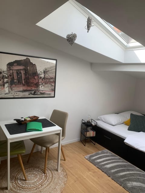 Bed, Seating area