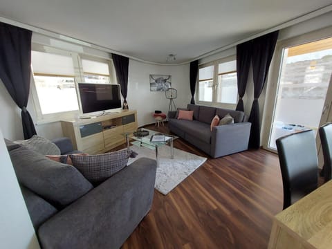 Bed, TV and multimedia, Living room