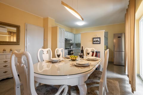 Kitchen or kitchenette, Dining area, minibar, pet friendly, stove