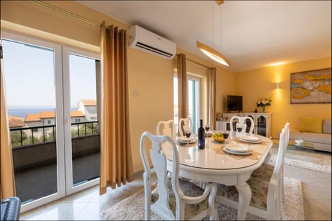 Communal lounge/ TV room, TV and multimedia, Living room, Seating area, Dining area, Sea view, air conditioner