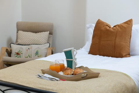 Bed, Seating area, Bedroom, Food, Drinks