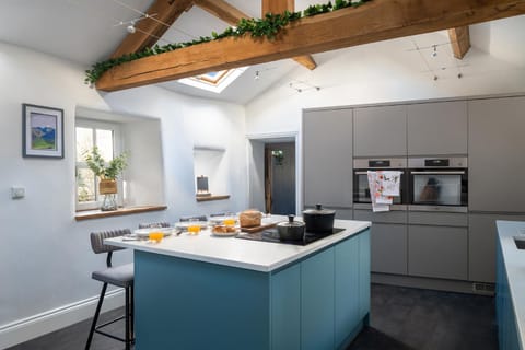 Kitchen or kitchenette, Food and drinks, Dining area, Food, pet friendly, stove