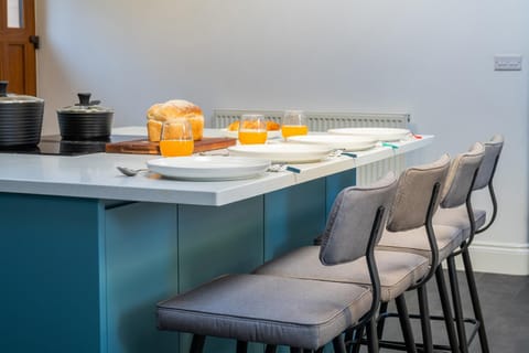 Kitchen or kitchenette, Food and drinks, Seating area