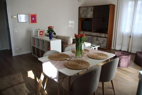 TV and multimedia, Living room, Seating area, Dining area