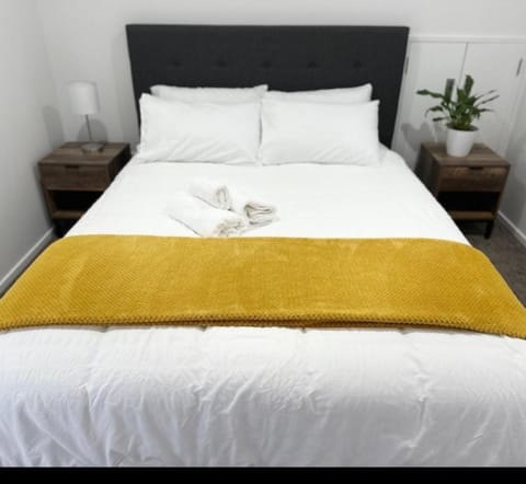 Bed, Bedroom, towels
