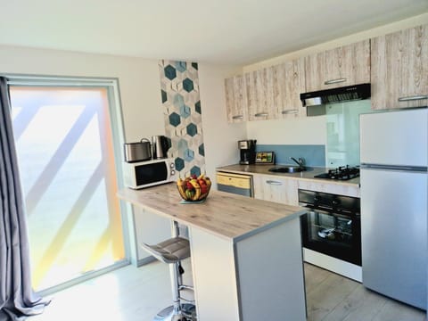 Kitchen or kitchenette, Dining area, dishwasher, minibar, pet friendly, stove, toaster