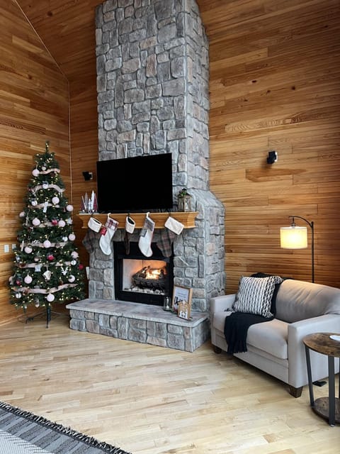 Amazing Vacation Home on the 56 MM, Dock, Water Toys, Fire Pit, 5 bedrooms/5 baths House in Lake of the Ozarks