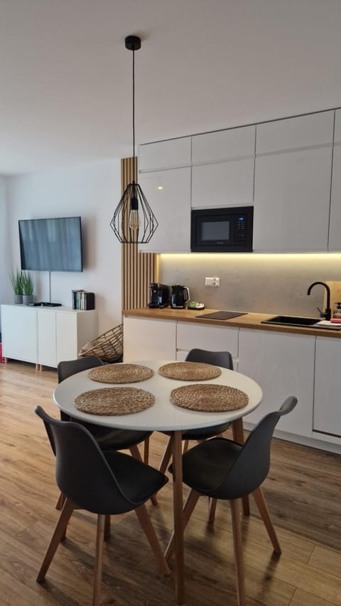 Kitchen or kitchenette, Living room, Seating area, Dining area
